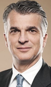 Sergio Ermotti hat ein Problem: Bisher wurden bereits 349 Millionen Franken beim "facebook"-Börsengang eingemottet