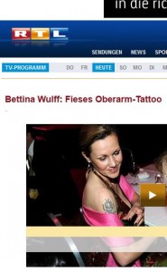 Bettina Wulff Vorgeschichte "Wer war Bettina Wulff, bevor sie Christian Wulff kennenlernte?" fragt das deutsche Nachrichten-Magazin Focus. Auch früher schon sorgte sie für Aufsehen. Schwarz-lackierte Fingernägel und eine Tätowierung am Oberarm (Bildschirmfotoausriß: RTL)