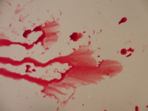 Nichts gegen den (berechtigten) Datenschutz. Aber ab wann wird Datenschutz zu Täterschutz? Bei einem äußerst brutalen Gewaltdelikt einer Gruppe braucht die Staatsanwaltschaft Zürich-Limmat über ein halbes Jahr, um sich dazu zu entschließen, der Stapo Zürich zu erlauben, vorhandene (!) Täterfotos für die Fahnung zu nutzen.