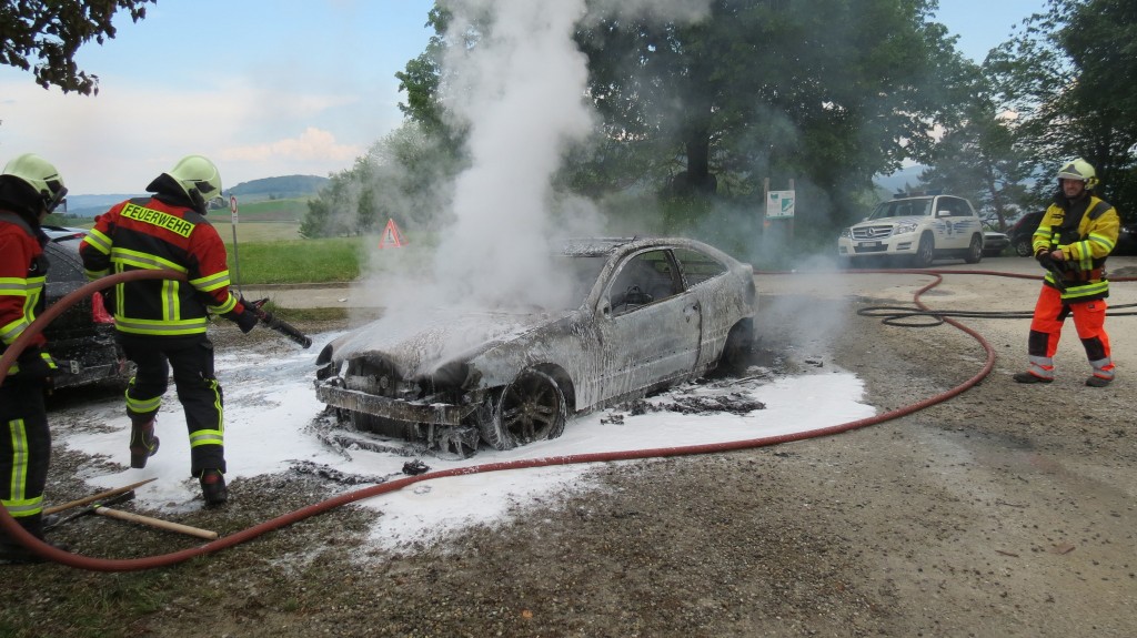 Autobrand in Asp beim Seminarzentrum Herzberg (Polizeifoto: Kapo Aargau)