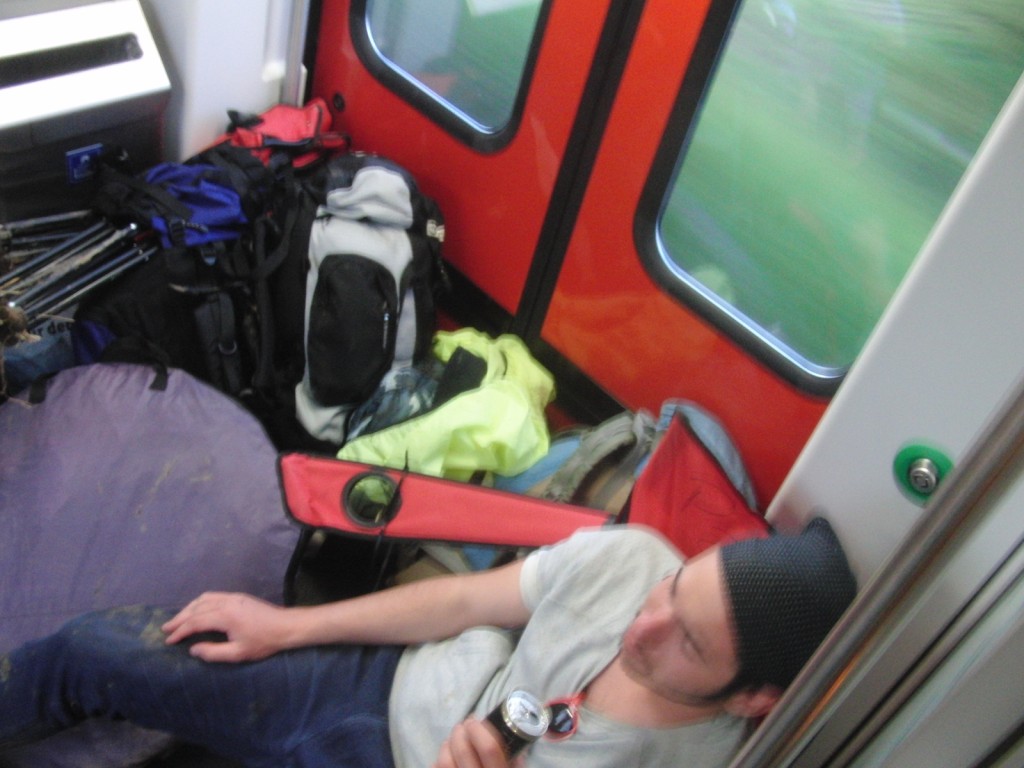Freundliche aber wohl auch erschöpfte Openäir-Besucher nach dem "Open Air St. Gallen"...